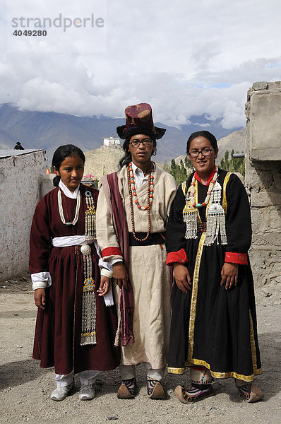 Ladakhis in traditioneller Kleidung  Leh  Ladakh  Nordindien  Himalaya