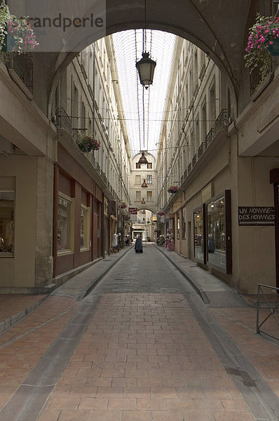 Überdachte Einkaufszone  Carpentras  Provence  Frankreich  Europa