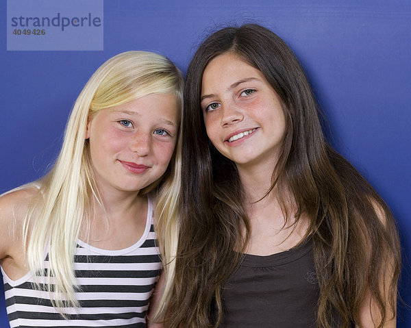 Zwei Mädchen  elf Jahre  Freundinnen  Porträt
