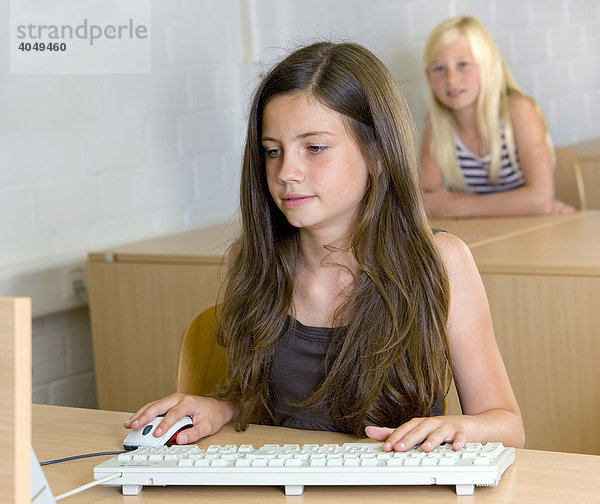 Ein Mädchen  11 Jahre  lernt an einem PC