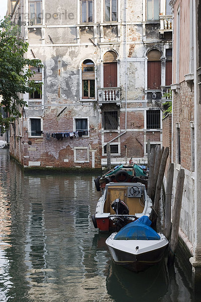 Kanal mit parkenden Booten in Venedig  Italien  Europa