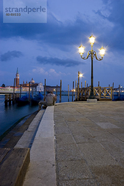 Zwei Männer unterhalten sich am Canale Grande  dahinter San Giorgio Maggiore  Venedig  Italien  Europa