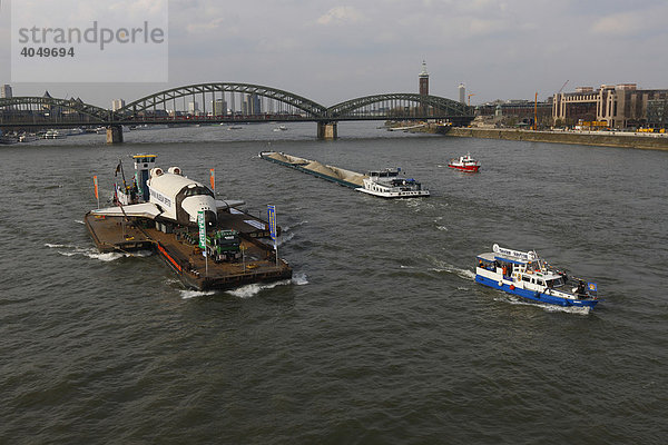 Die russische Raumfähre Buran auf dem Weg von Rotterdam nach Speyer auf dem Rhein  Köln  Nordrhein-Westfalen  Deutschland  Europa