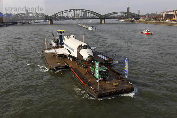 Die russische Raumfähre Buran auf dem Weg von Rotterdam nach Speyer auf dem Rhein  Köln  Nordrhein-Westfalen  Deutschland  Europa
