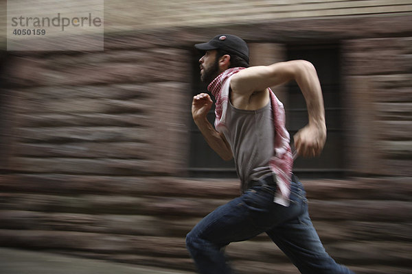 Mann mit Palästinenser-Tuch rennt durch Stadt  Stuttgart  Baden-Württemberg  Deutschland  Europa