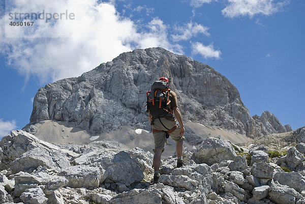 Wanderer vor Gipfel des Triglav  Julische Alpen  Slowenien  Europa