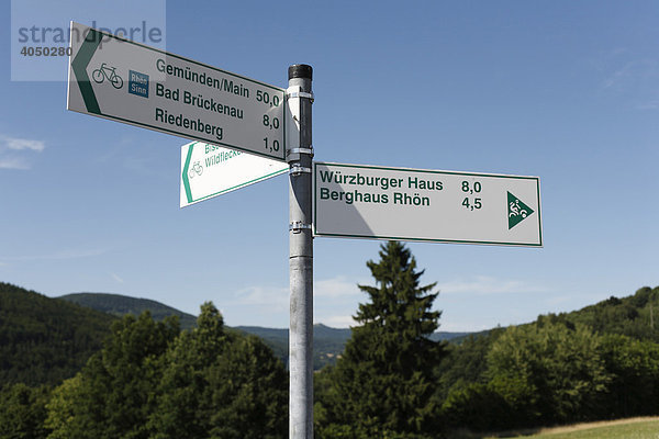 Radweg-Wegweiser  Schwarze Berge bei Riedenberg  Rhön  Unterfranken  Bayern  Deutschland  Europa