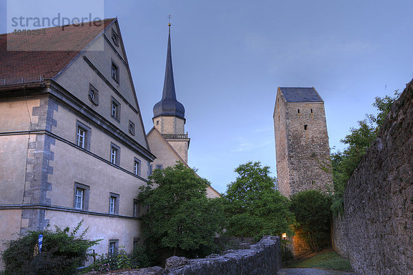 Amtshaus  Pfarrkirche und Stadtmauer in Fladungen  Rhön  Unterfranken  Bayern  Deutschland  Europa