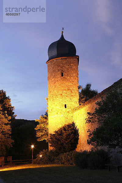 Angeleuchteter Turm der Stadtmauer in Fladungen  Rhön  Unterfranken  Bayern  Deutschland  Europa