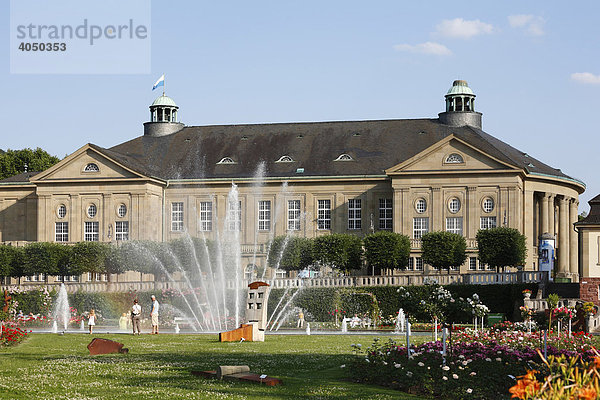 Springbrunnen und Regentenbau in Bad Kissingen  Rhön  Unterfranken  Bayern  Deutschland  Europa