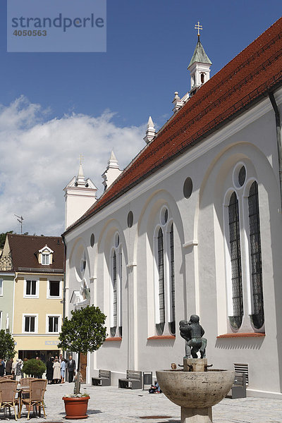 Stadtpfarrkirche Maria Himmelfahrt und Brunnenskulptur Raufende Buben in Weilheim  Pfaffenwinkel  Oberbayern  Bayern  Deutschland  Europa