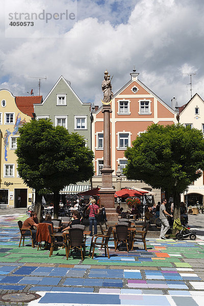 Marienplatz mit Mariensäule  Pflaster mit Kandinsky-Nachbildung  Weilheim  Pfaffenwinkel  Oberbayern  Bayern  Deutschland  Europa