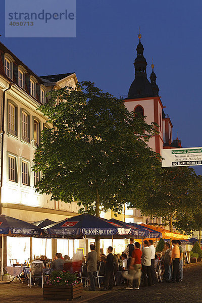 Straßencafe in Friedrichstraße und Stadtpfarrkirche  Stadtzentrum Fulda  Rhön  Hessen  Deutschland  Europa