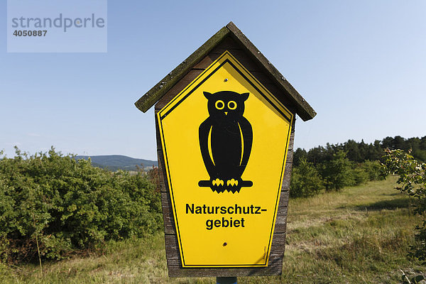 Gelbes Schild mit Eule Naturschutzgebiet  Rhön  Grenzstreifen Thüringen  Deutschland  Europa