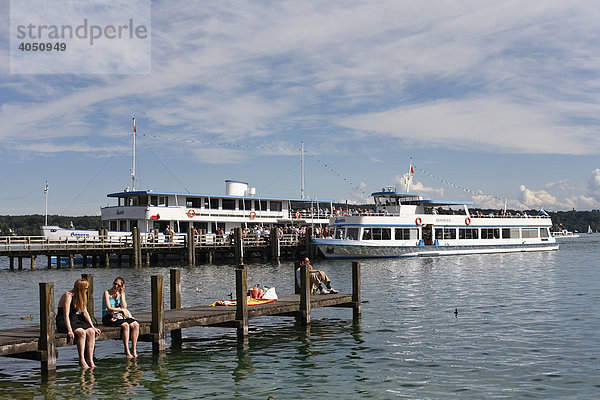 Steg  Dampfer auf Starnberger See in Starnberg  Oberbayern  Bayern  Deutschland  Europa