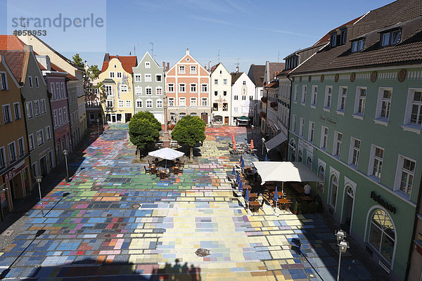 Marienplatz in Weilheim  Pflaster mit Kandinsky-Gemälde  Pfaffenwinkel  Oberbayern  Bayern  Deutschland  Europa