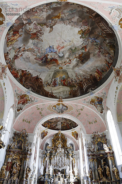 Kuppelgemälde und Altäre in Kirche St. Peter und Paul in Oberammergau  Oberbayern  Bayern  Deutschland  Europa