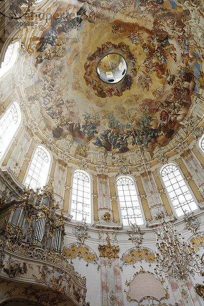 Kuppel mit Deckenfresko und Orgel in Klosterkirche Ettal  Oberbayern  Bayern  Deutschland  Europa