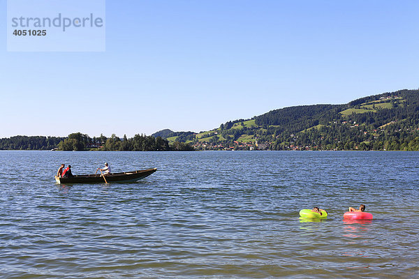 Ruderboot und Kinder in Schwimmreifen  Schliersee  Oberbayern  Bayern  Deutschland  Europa