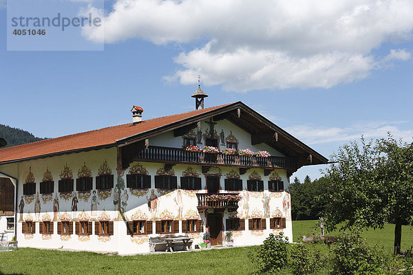 Altes Bauernhaus Jodlbauer mit Lüftlmalerei von Johann Baptist Pöheim  1786  in Hagnberg  Gemeinde Fischbachau  Oberbayern  Bayern  Deutschland  Europa