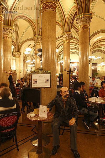 Café Central im Palais Ferstel mit lebensgroßer Figur von Peter Altenberg  Wien  Österreich  Europa