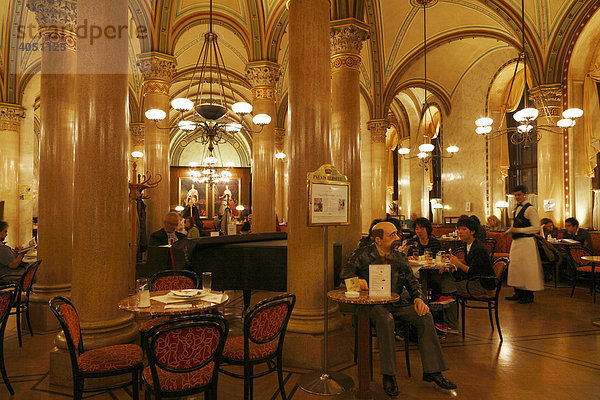 Café Central im Palais Ferstel mit lebensgroßer Figur von Peter Altenberg  Wien  Österreich  Europa