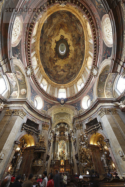 Innenansicht der Peterskirche mit Kuppelfresken von J.M. Rotmayr  Wien  Österreich  Europa