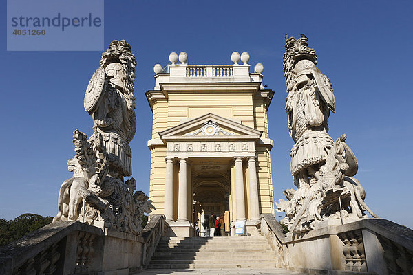 Gloriette mit Trophäen  antik-römischen Rüstungen  im Schönbrunner Park  Schlosspark Schönbrunn  Wien  Österreich  Europa