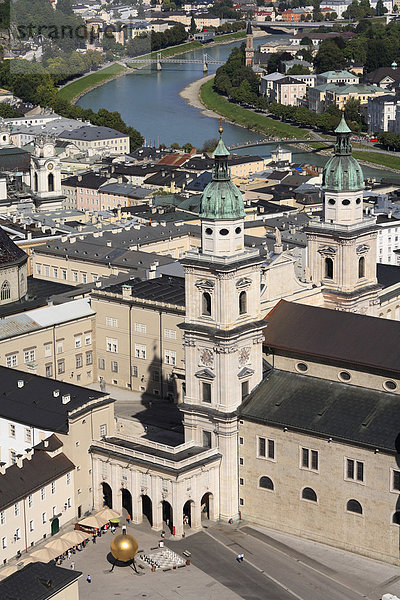 Altstadt Salzburg  vorne Kapitelplatz und Dom  Blick von Festung Hohensalzburg  Österreich  Europa