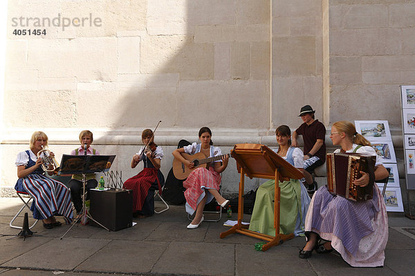 Junge Musikerinnen in Dirndl vor Domplatz  Stadt Salzburg  Österreich  Europa