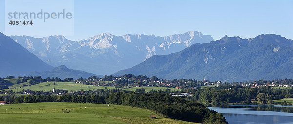 Blick von Aidling über Riegsee und Murnau zum Wettersteingebirge mit Zugspitze  Alpenvorland  Oberbayern  Deutschland  Europa