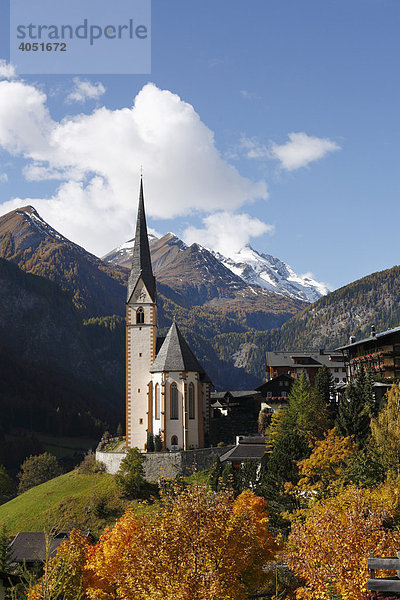 Heiligenblut  gotische Wallfahrtskirche St. Vinzenz  Großglockner  Nationalpark Hohe Tauern  Kärnten  Österreich  Europa