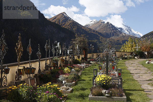 Friedhof in Heiligenblut  Großglockner  Nationalpark Hohe Tauern  Kärnten  Österreich  Europa