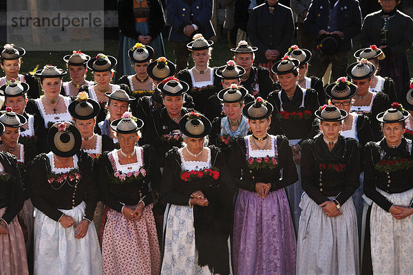 Frauen in Tracht bei Messe während Leonhardifahrt in Kreuth  Tegernseer Tal  Oberbayern  Bayern  Deutschland  Europa