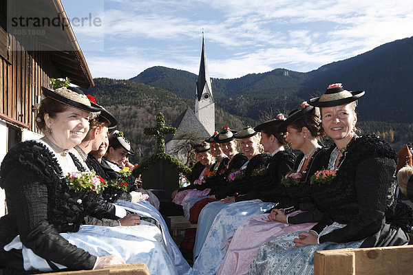 Frauen in Tracht bei Leonhardifahrt in Kreuth  Tegernseer Tal  Oberbayern  Bayern  Deutschland  Europa