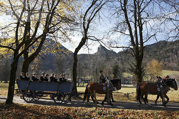 Kutsche bei Leonhardifahrt in Kreuth  Tegernseer Tal  Oberbayern  Bayern  Deutschland  Europa