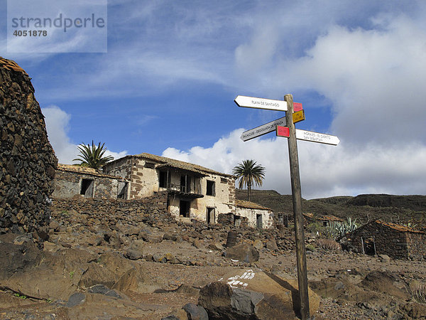 Wegweiser und verlassene Häuser in Contreras nahe Playa Santiago  La Gomera  Kanarische Inseln  Kanaren  Spanien  Europa