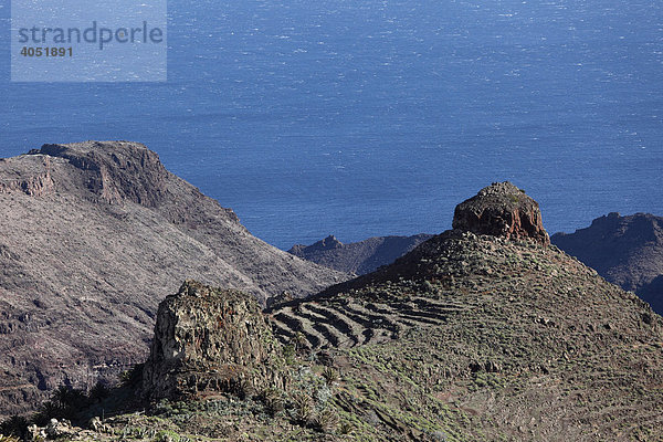 Roque de Margo  vorne  und Roque del Sombrero  rechts  La Gomera  Kanarische Inseln  Kanaren  Spanien  Europa