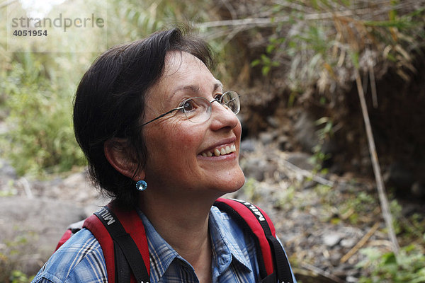 Frau lächelt während Wanderung  La Gomera  Kanaren  Kanarische Inseln  Spanien  Europa