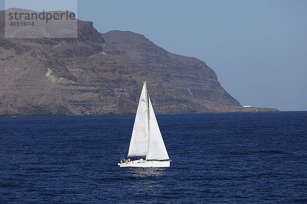 Segelboot vor La Gomera  Kanaren  Kanarische Inseln  Spanien  Europa