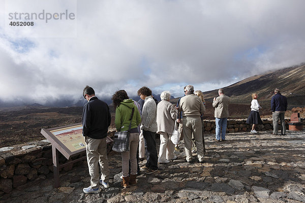 Touristen an einem Aussichtspunkt im Nationalpark Canadas del Teide  Teneriffa  Kanaren  Kanarische Inseln  Spanien  Europa