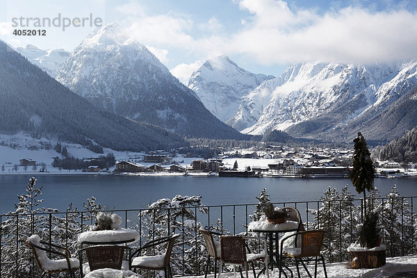 Pertisau und Karwendelgebirge  Blick von Restaurant Bergkristall über Achensee  Tirol  Österreich  Europa