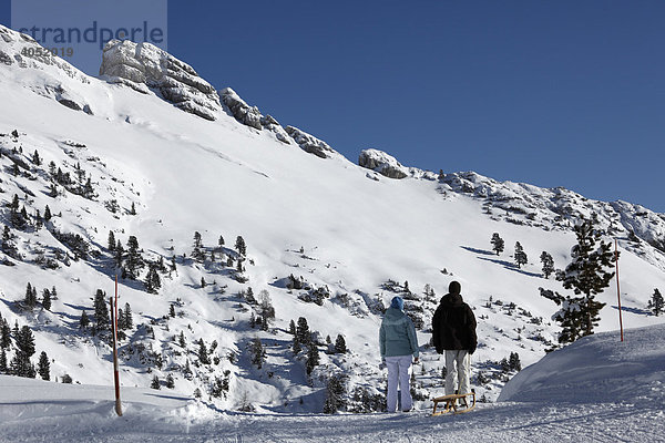 Paar mit Schlitten vor Haiderjoch im Rofan  Rofangebirge  Tirol  Österreich  Europa