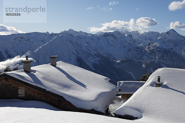 Mauritzalm  verschneite Hütten im Rofan  Rofangebirge  Tirol  Österreich  Europa