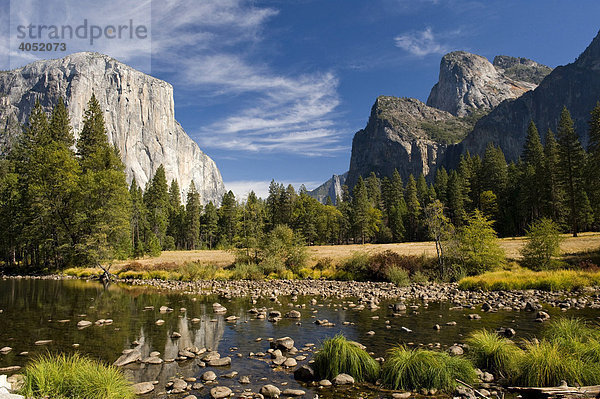 Blick auf den Merced River und das Yosemite Valley von Gates of the Valley aus  Yosemite Nationalpark  Kalifornien  USA
