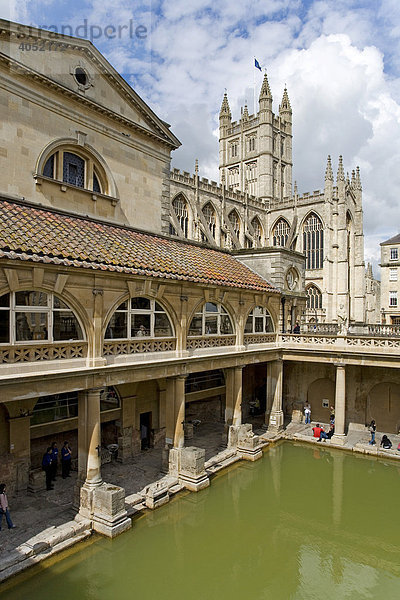 Römisches Bad und die Kirche Bath Abbey  Bath  Somerset  England  Großbritannien  Europa