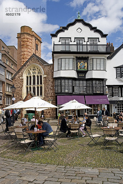 Gartenrestaurant in der Altstadt von Exeter  Devon  England  Großbritannien  Europa