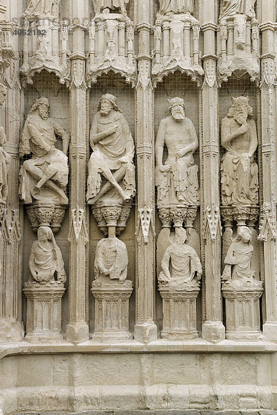 Skulpturen am Eingangsportal der Kathedrale St. Peter von Exeter  Devon  England  Großbritannien  Europa