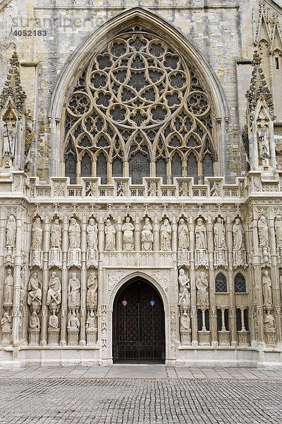 Eingangsportal der Kathedrale St. Peter von Exeter  Devon  England  Großbritannien  Europa
