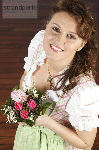 Junge Frau  Dirndl  Blumenstrauß
